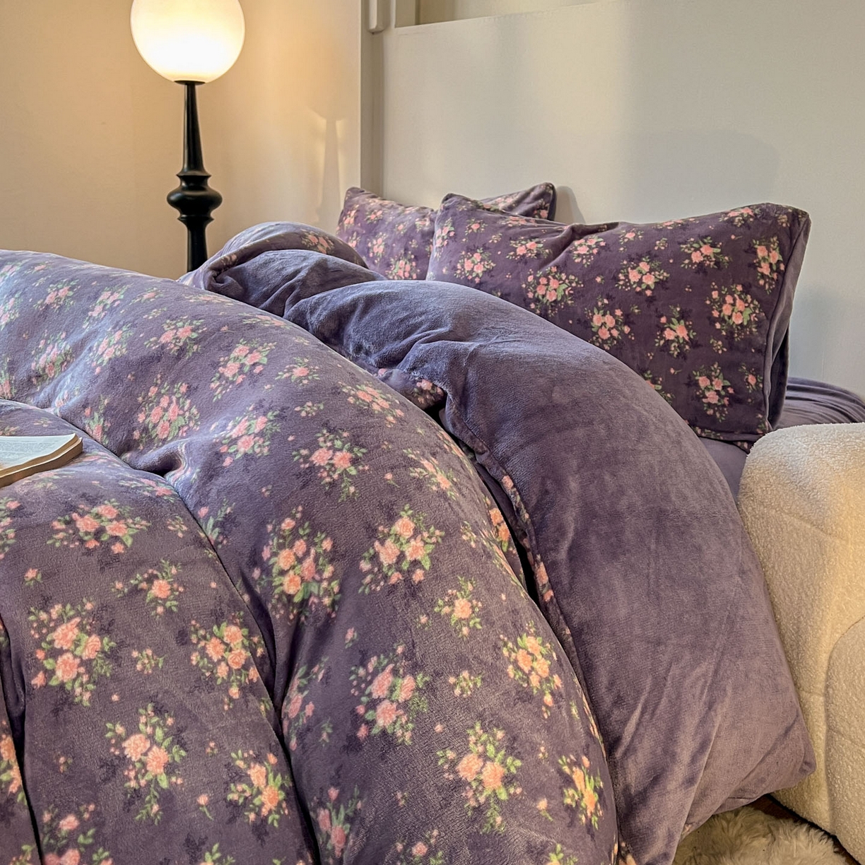 91家纺网 家纺一手货源 找家纺 思诺羽床笠 2025新款加厚牛奶绒印花四件套 紫韵