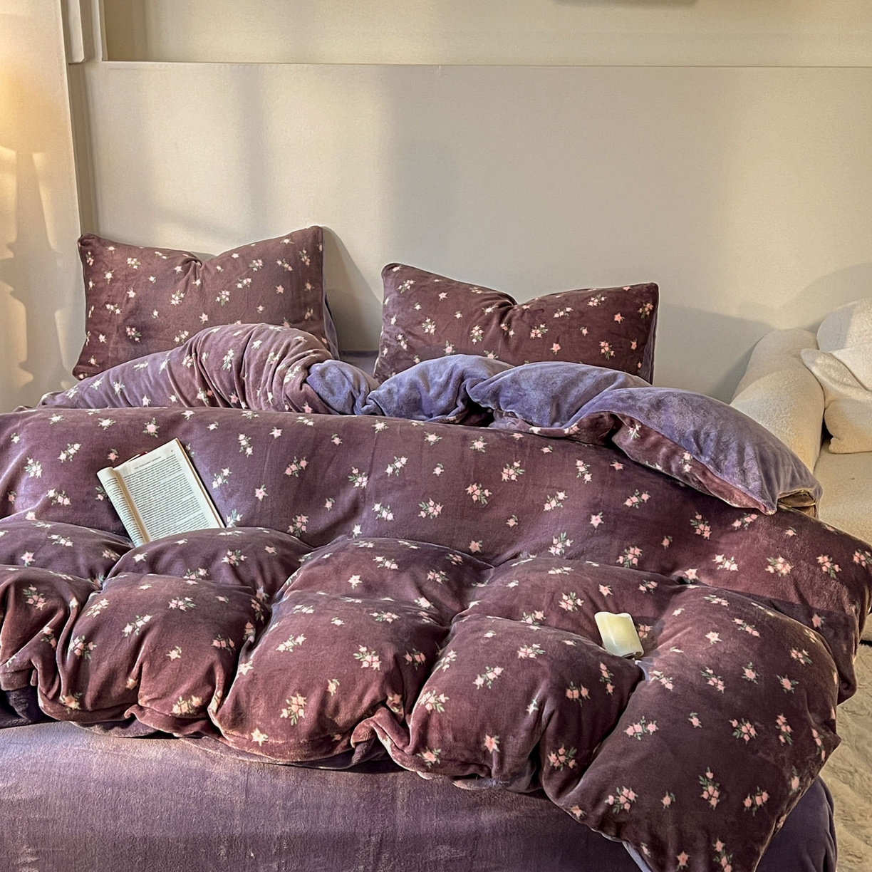 91家纺网 家纺一手货源 找家纺 思诺羽床笠 2025新款加厚牛奶绒印花四件套 紫花绒梦