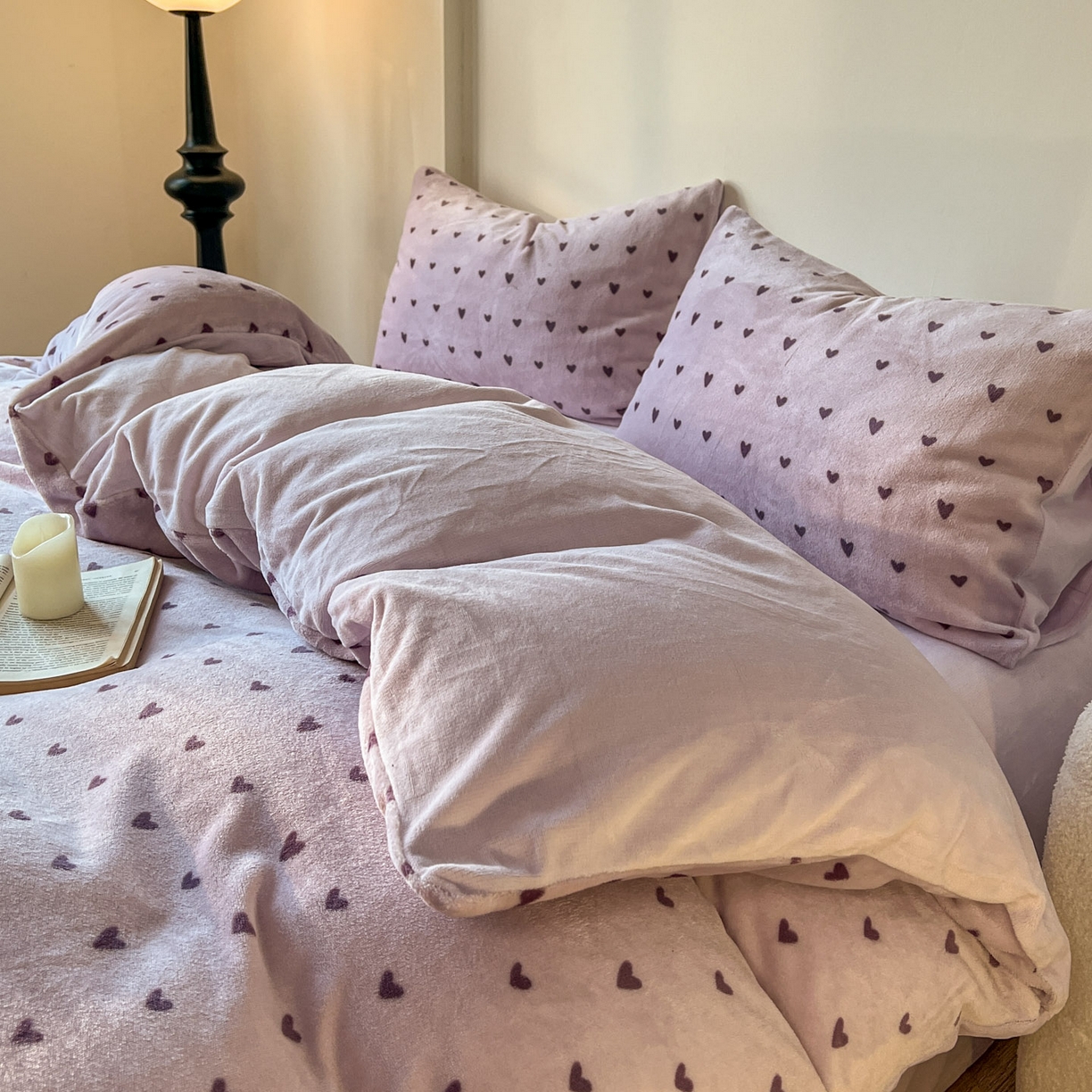 91家纺网 家纺一手货源 找家纺 思诺羽床笠 2025新款加厚牛奶绒印花四件套 紫爱心