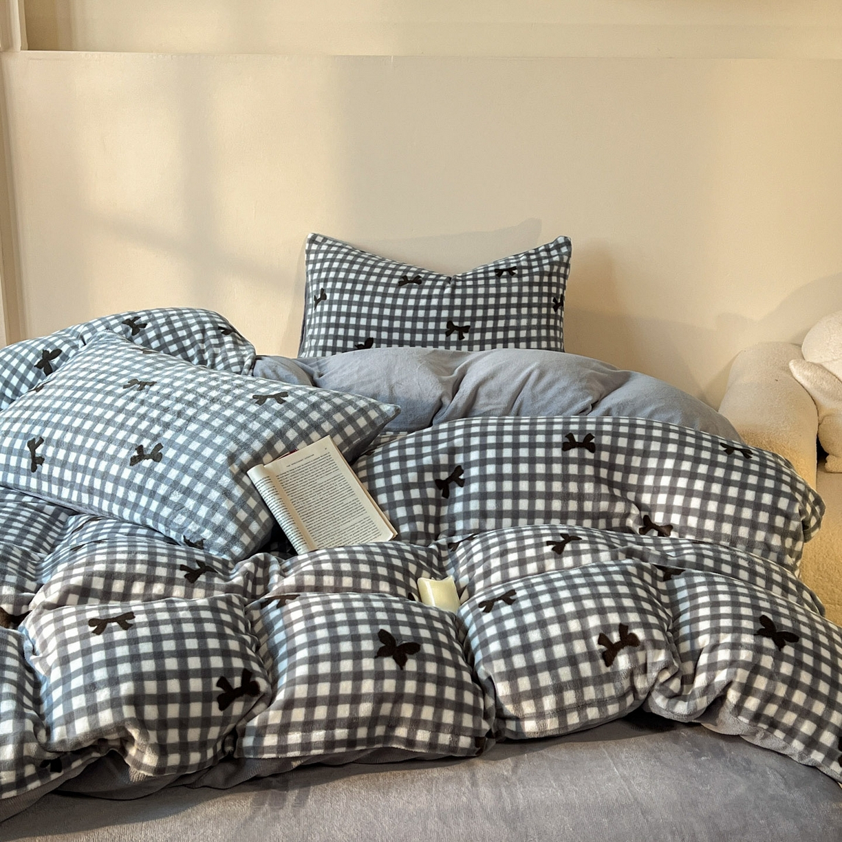 91家纺网 家纺一手货源 找家纺 思诺羽床笠 2025新款加厚牛奶绒印花四件套 绒格蝶梦