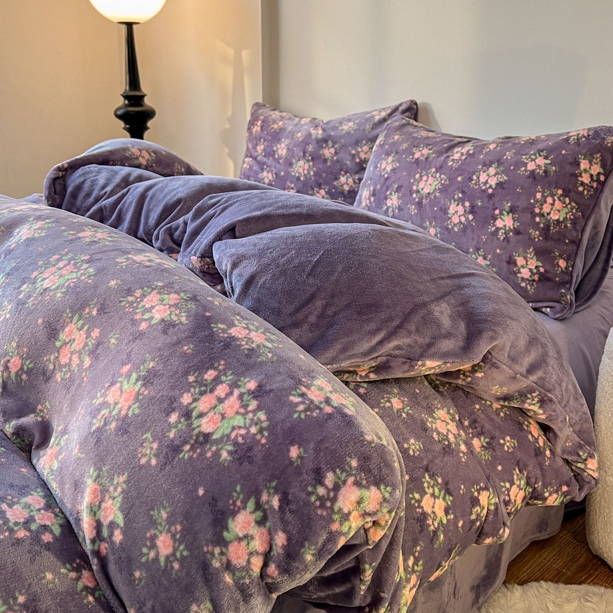 91家纺网 家纺一手货源 找家纺 思诺羽床笠 2025新款加厚牛奶绒印花四件套 紫韵