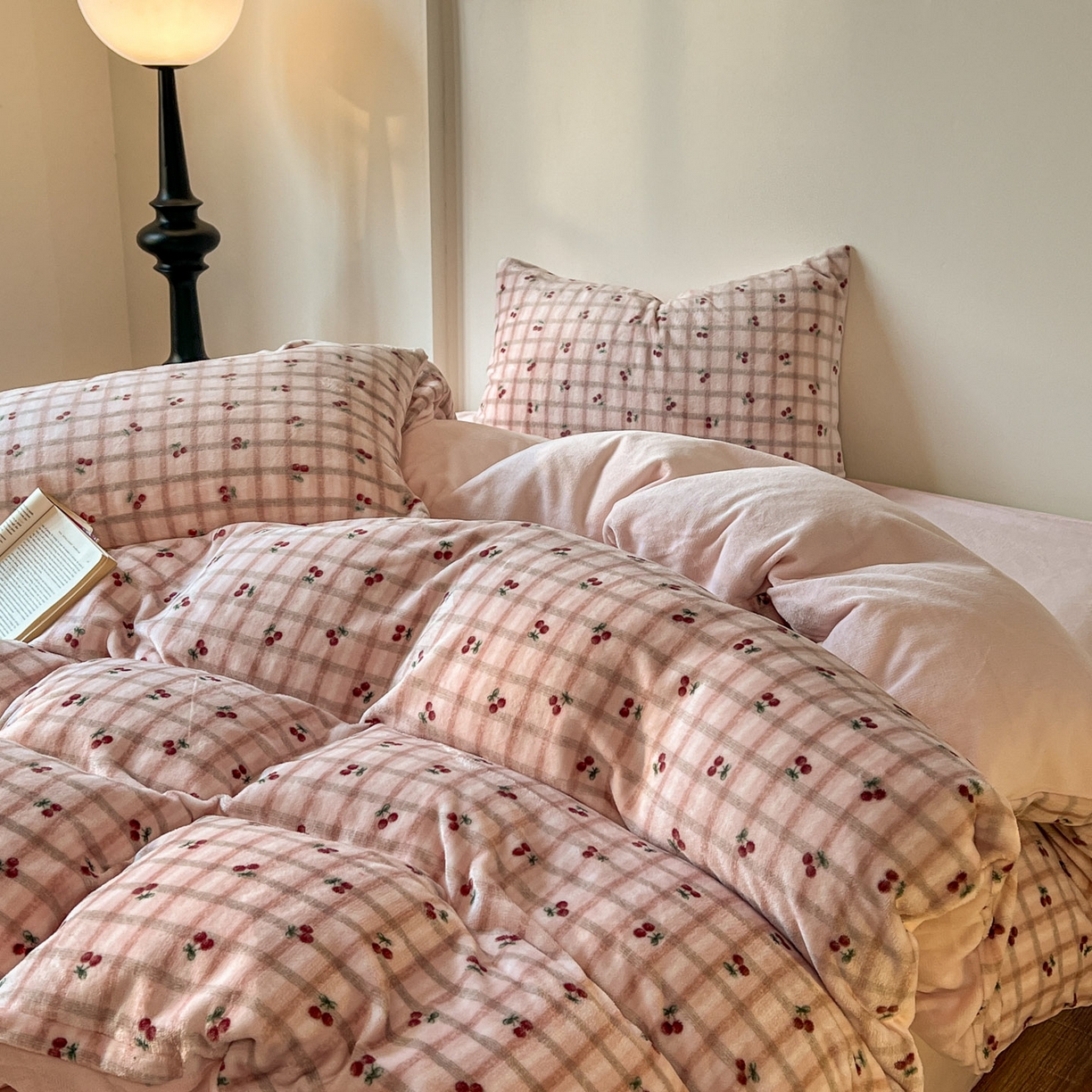 91家纺网 家纺一手货源 找家纺 思诺羽床笠 2025新款加厚牛奶绒印花四件套 樱语