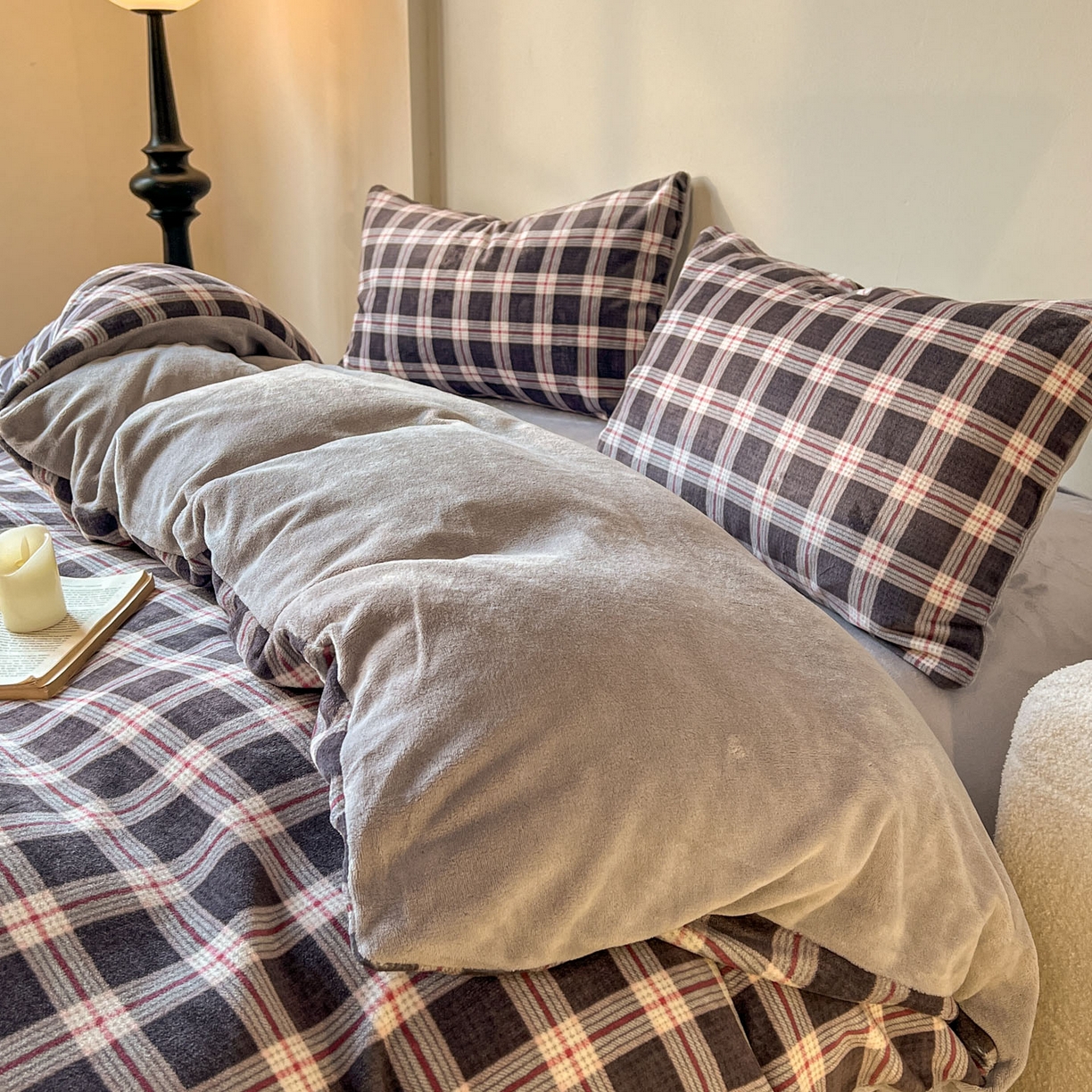 91家纺网 家纺一手货源 找家纺 思诺羽床笠 2025新款加厚牛奶绒印花四件套 格棕