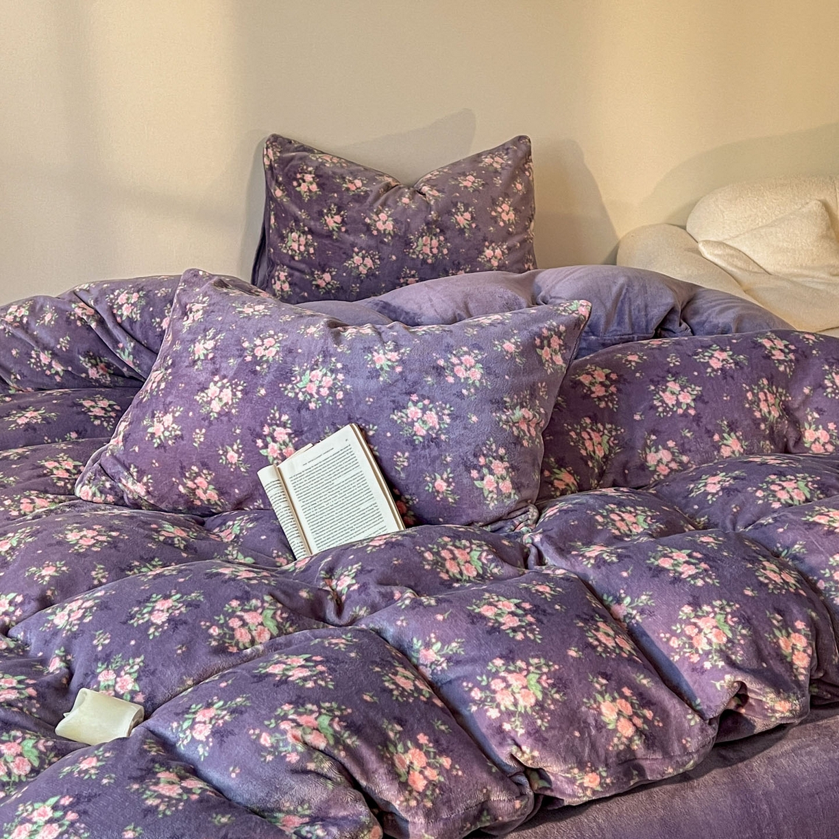 91家纺网 家纺一手货源 找家纺 思诺羽床笠 2025新款加厚牛奶绒印花四件套 紫韵