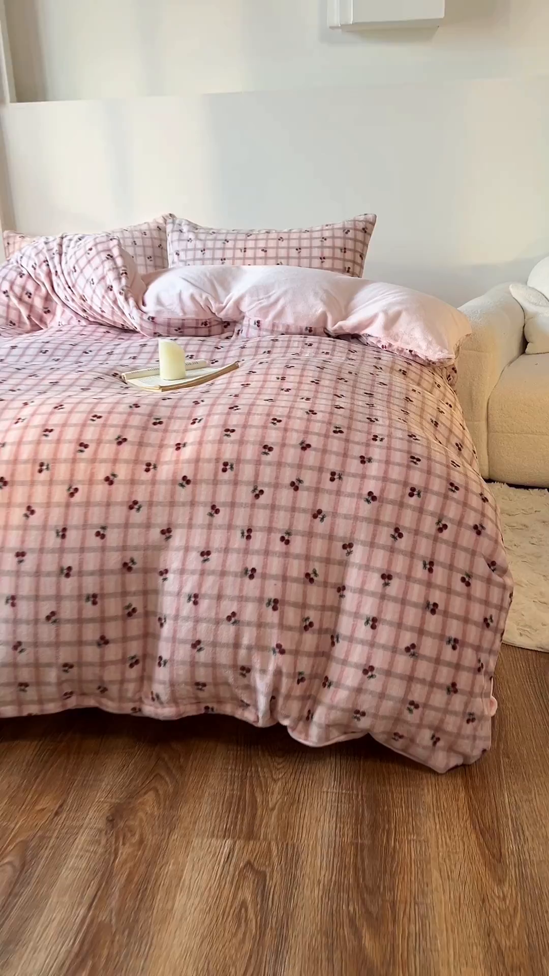 91家纺网 家纺一手货源 找家纺 思诺羽床笠 2025新款加厚牛奶绒印花四件套 樱语