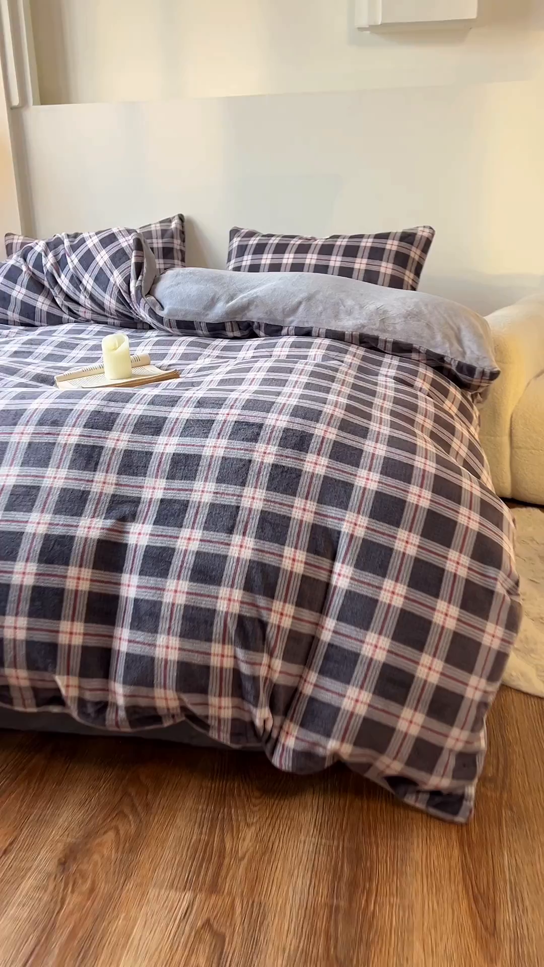 91家纺网 家纺一手货源 找家纺 思诺羽床笠 2025新款加厚牛奶绒印花四件套 格棕