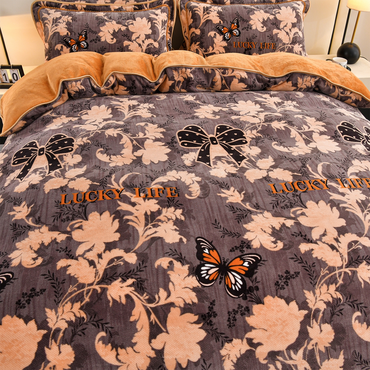 91家纺网 家纺一手货源 找家纺 羽梦2025新款8.5斤牛奶法莱绒金貂法兰绒四件套直播爆款 蝶舞飞扬