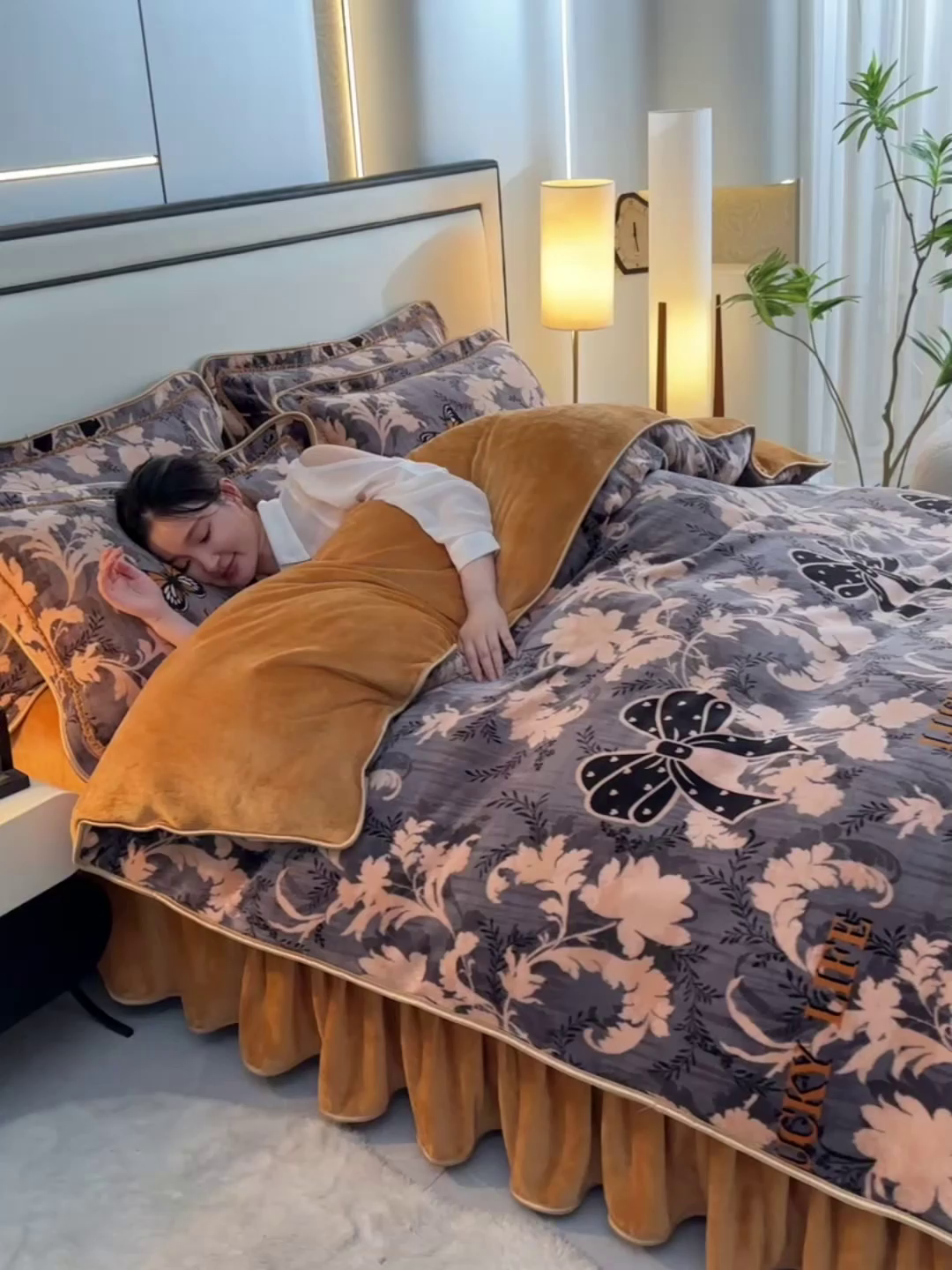 91家纺网 家纺一手货源 找家纺 羽梦2025新款8.5斤牛奶法莱绒金貂法兰绒四件套直播爆款 蝶舞飞扬