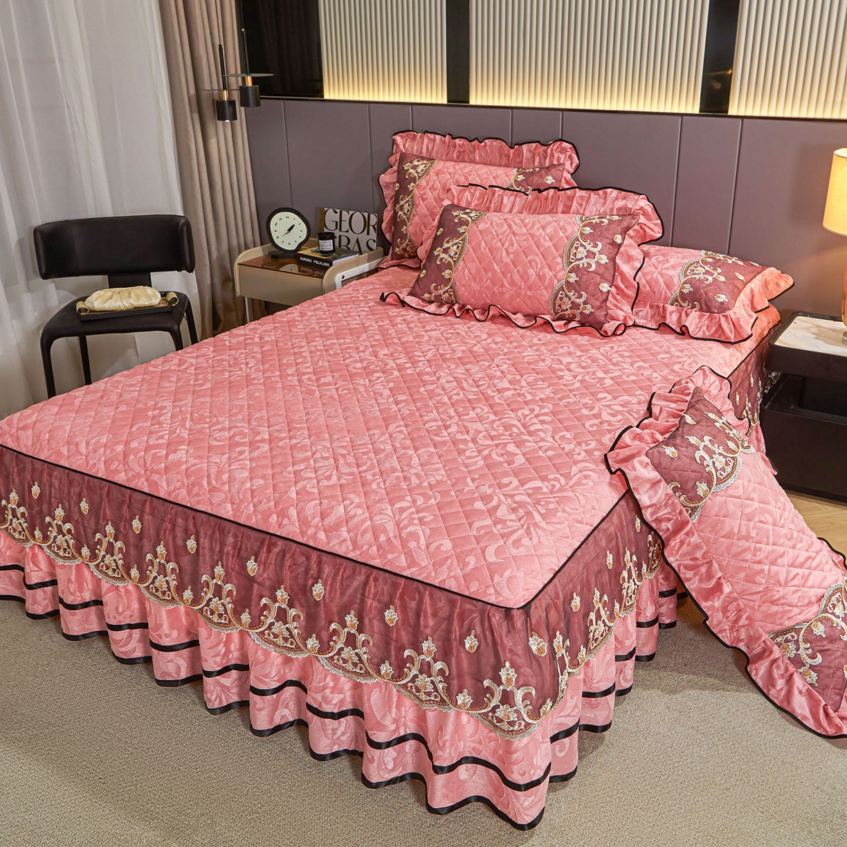 91家纺网 家纺一手货源 找家纺 （总）好儿喜家纺 2025新款柔暖天鹅绒夹棉床裙盛世年华系列床裙三件套