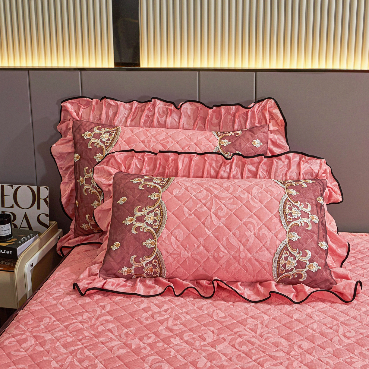 91家纺网 家纺一手货源 找家纺 （总）好儿喜家纺 2025新款柔暖天鹅绒夹棉床裙盛世年华系列床裙三件套