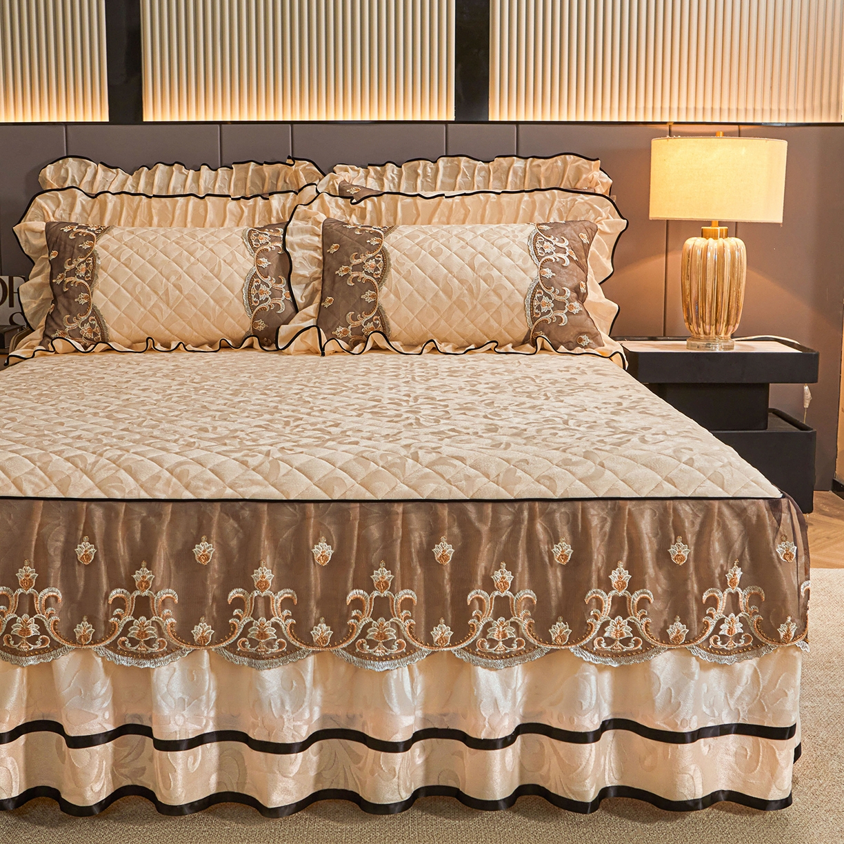 91家纺网 家纺一手货源 找家纺 好儿喜家纺 2025新款柔暖天鹅绒夹棉床裙盛世年华系列床裙三件套 盛世年华-米