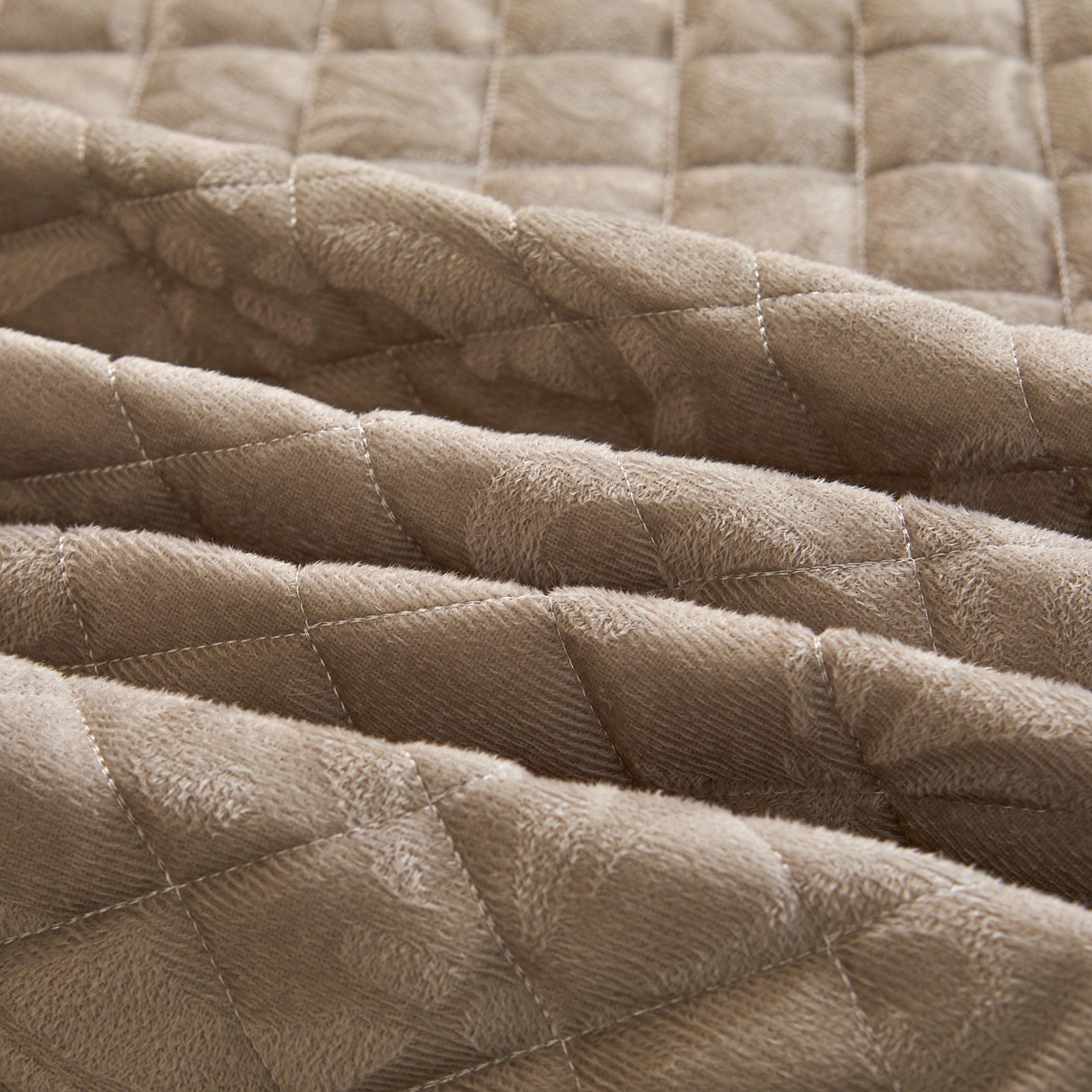 91家纺网 家纺一手货源 找家纺 好儿喜家纺 2025新款柔暖天鹅绒夹棉床裙盛世年华系列床裙三件套 盛世年华-灰