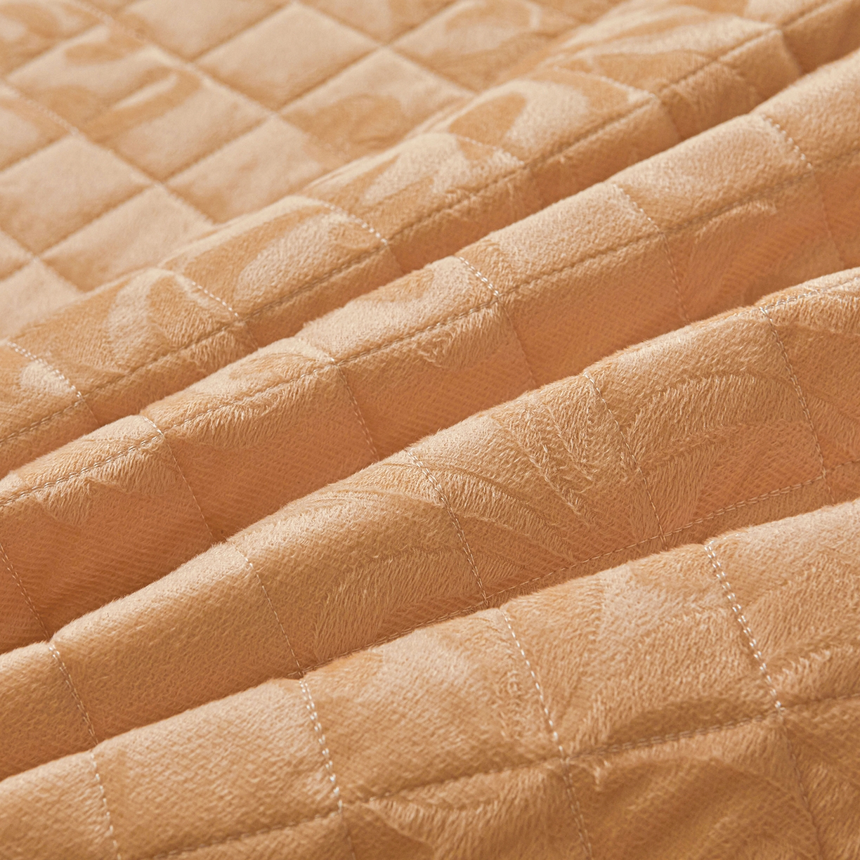 91家纺网 家纺一手货源 找家纺 好儿喜家纺 2025新款柔暖天鹅绒夹棉床裙盛世年华系列床裙三件套 盛世年华-驼