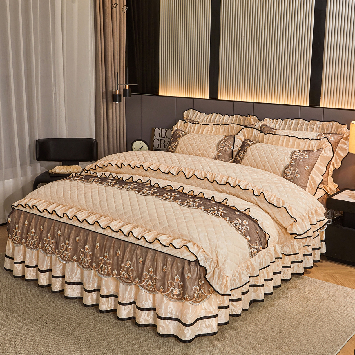 91家纺网 家纺一手货源 找家纺 好儿喜家纺 2025新款柔暖天鹅绒夹棉床裙盛世年华系列床裙三件套 盛世年华-米