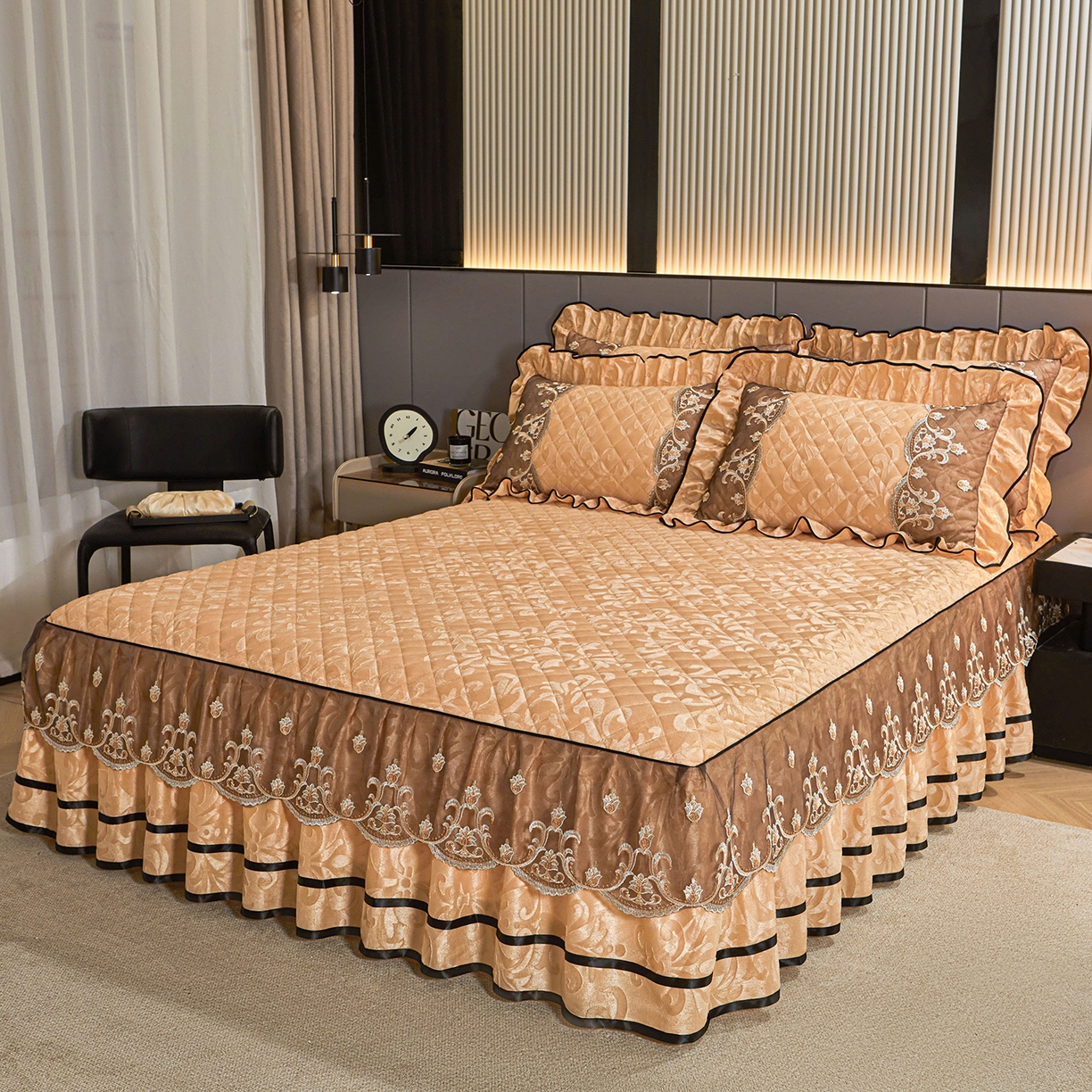 91家纺网 家纺一手货源 找家纺 好儿喜家纺 2025新款柔暖天鹅绒夹棉床裙盛世年华系列床裙三件套 盛世年华-驼