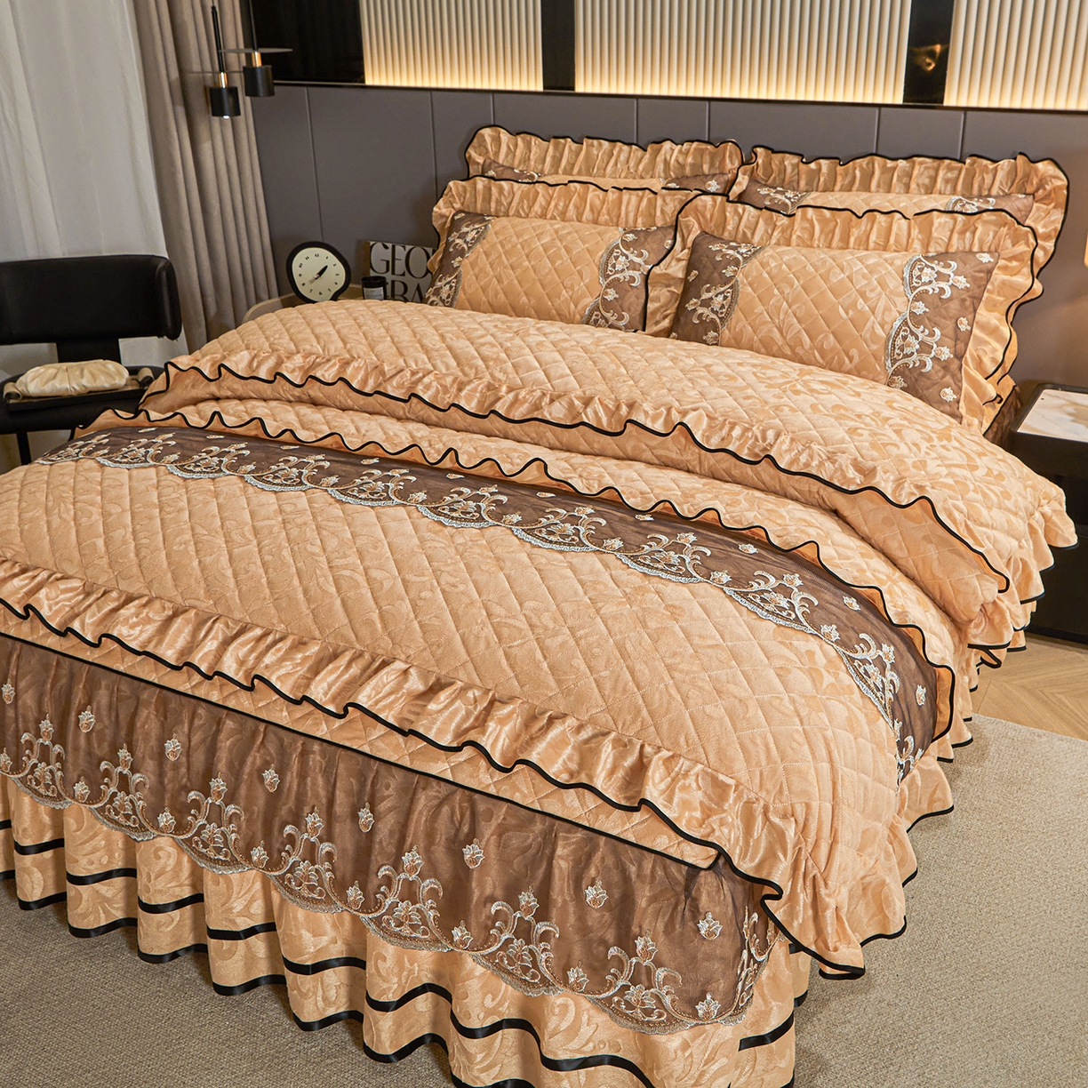 91家纺网 家纺一手货源 找家纺 好儿喜家纺 2025新款柔暖天鹅绒夹棉床裙盛世年华系列床裙三件套 盛世年华-驼