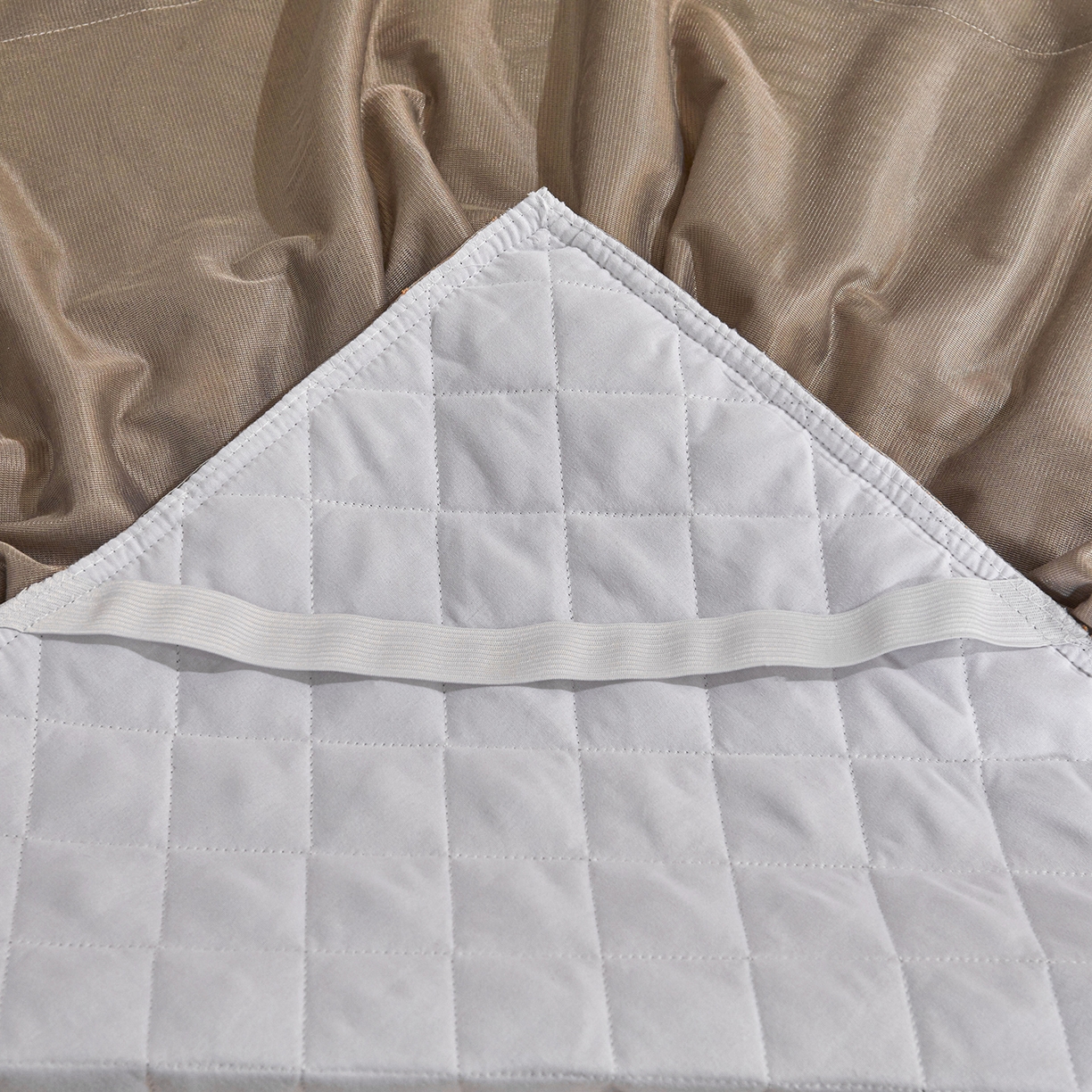 91家纺网 家纺一手货源 找家纺 好儿喜家纺 2025新款柔暖天鹅绒夹棉床裙盛世年华系列床裙三件套 盛世年华-灰