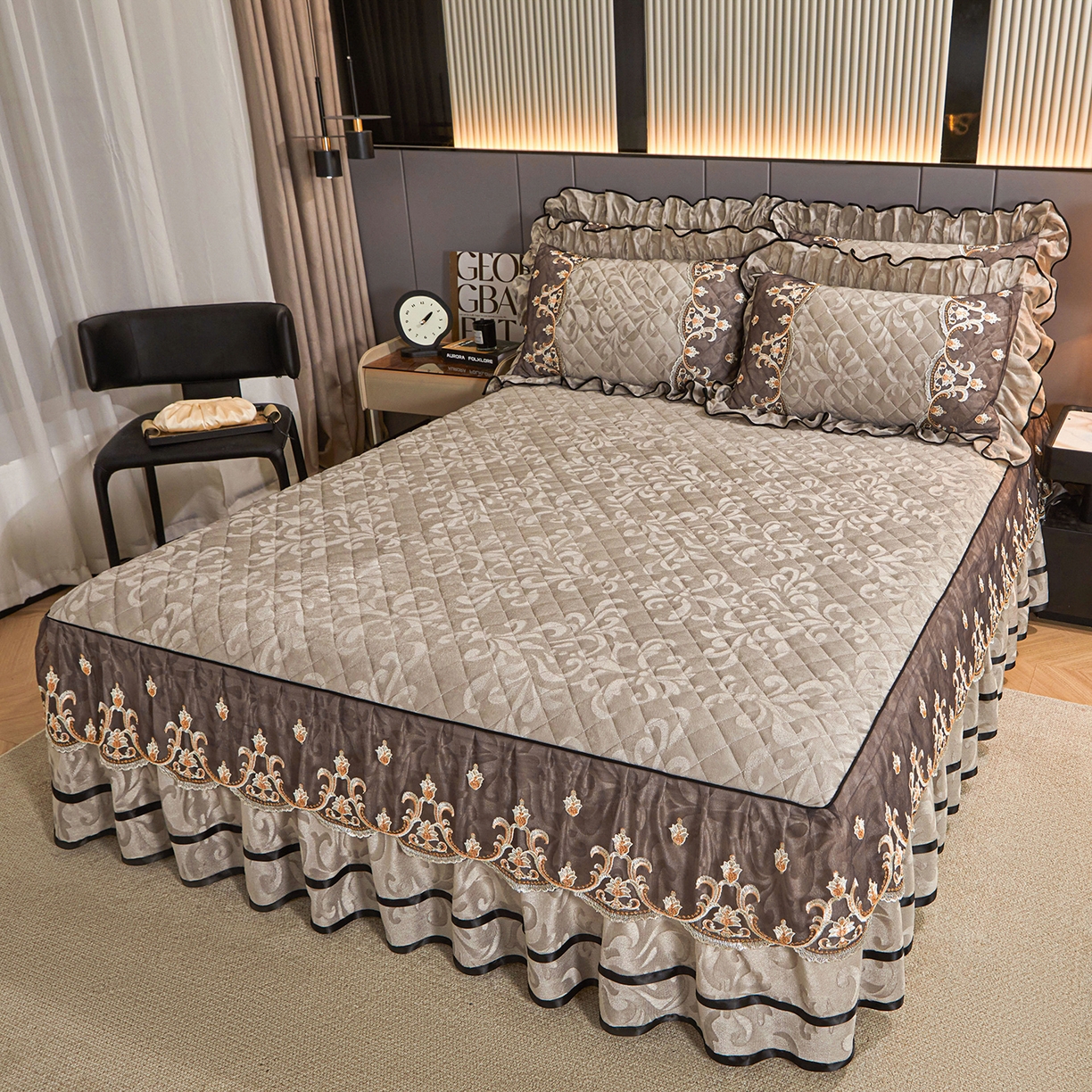 91家纺网 家纺一手货源 找家纺 好儿喜家纺 2025新款柔暖天鹅绒夹棉床裙盛世年华系列床裙三件套 盛世年华-灰