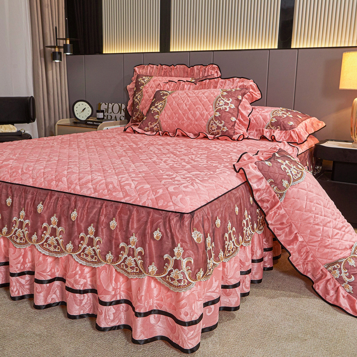 91家纺网 家纺一手货源 找家纺 （总）好儿喜家纺 2025新款柔暖天鹅绒夹棉床裙盛世年华系列床裙三件套