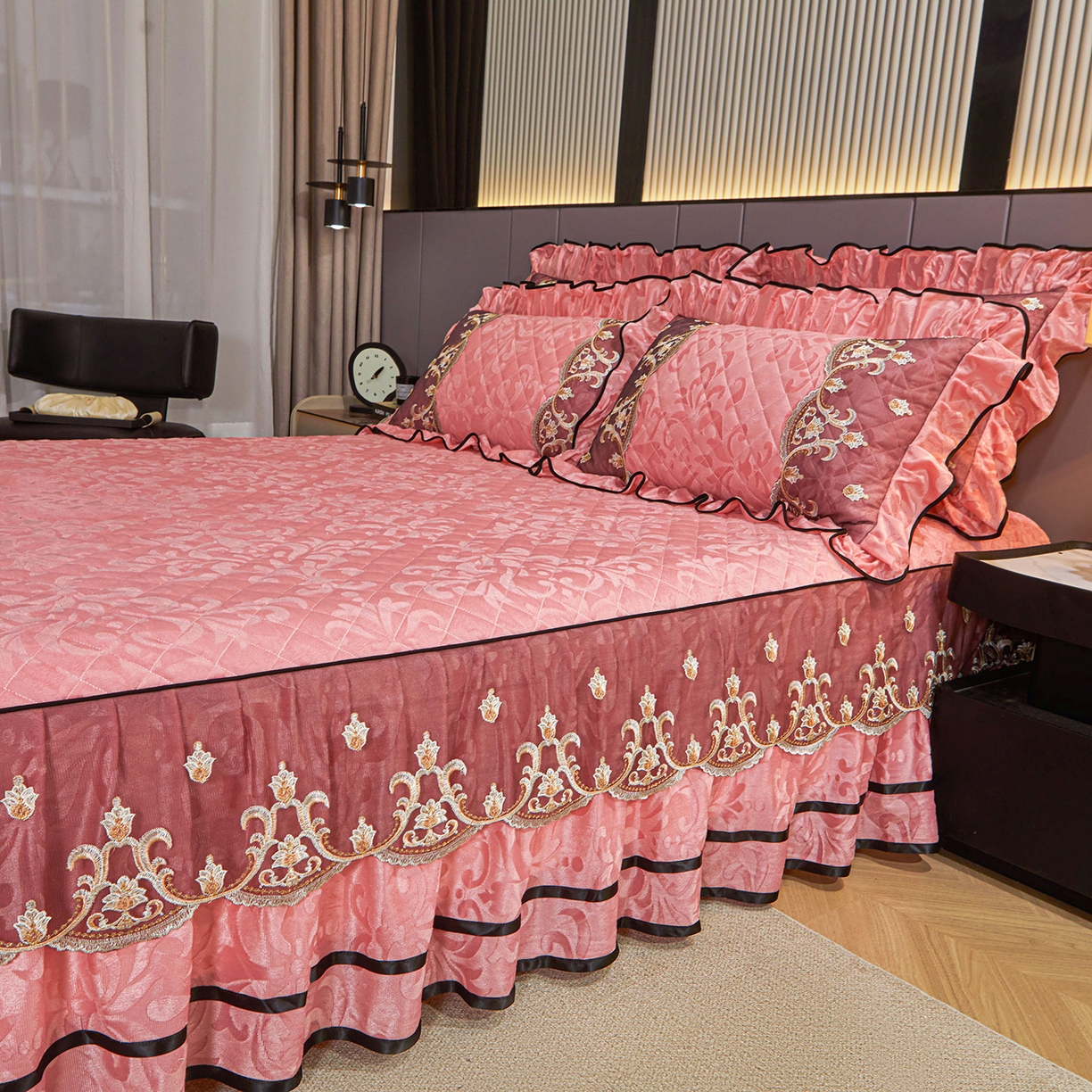 91家纺网 家纺一手货源 找家纺 （总）好儿喜家纺 2025新款柔暖天鹅绒夹棉床裙盛世年华系列床裙三件套