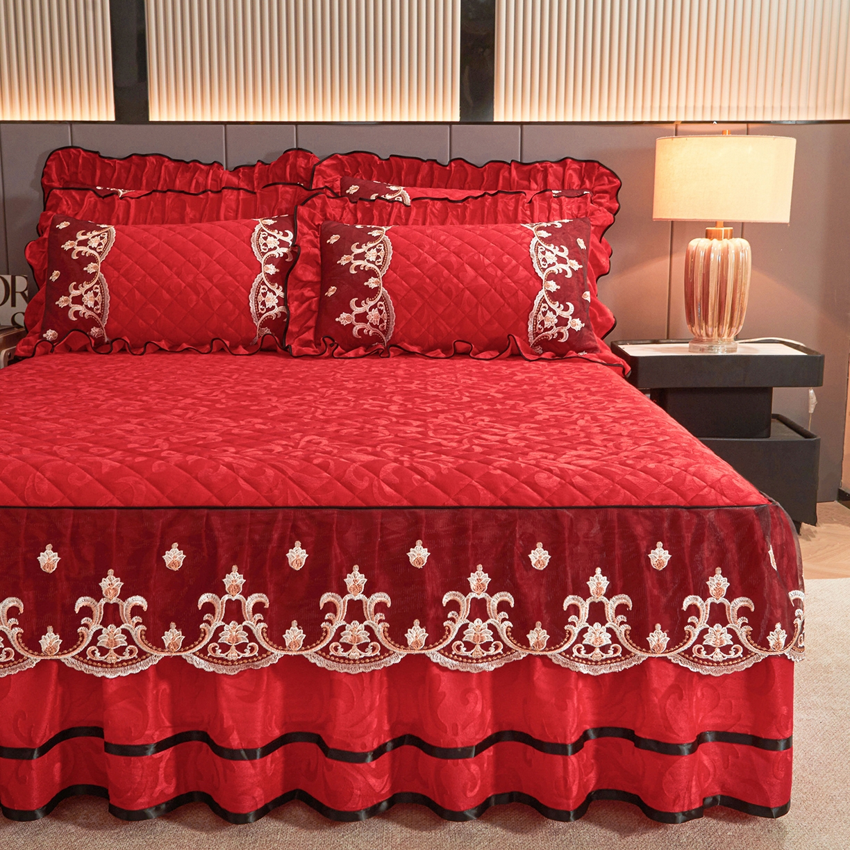 91家纺网 家纺一手货源 找家纺 好儿喜家纺 2025新款柔暖天鹅绒夹棉床裙盛世年华系列床裙三件套 盛世年华-红