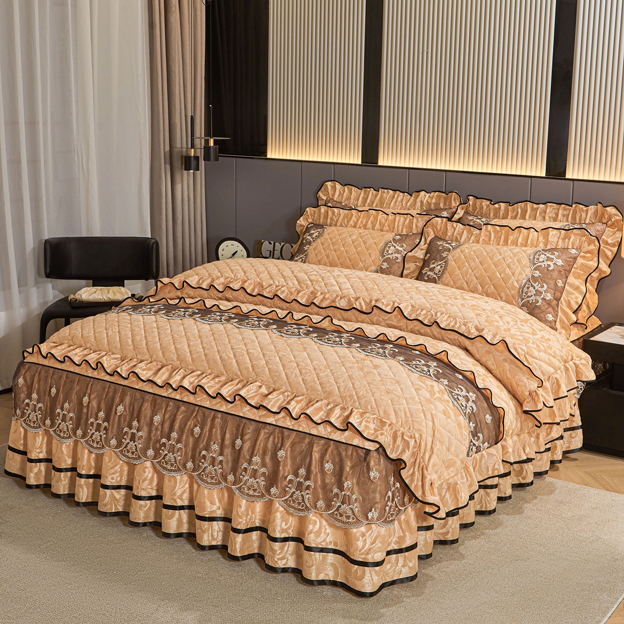 91家纺网 家纺一手货源 找家纺 好儿喜家纺 2025新款柔暖天鹅绒夹棉床裙盛世年华系列床裙三件套 盛世年华-驼