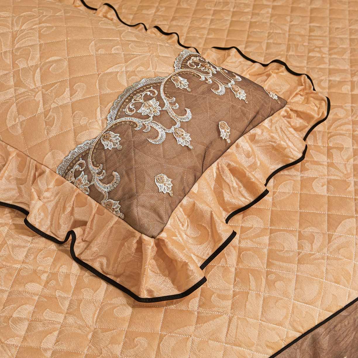 91家纺网 家纺一手货源 找家纺 好儿喜家纺 2025新款柔暖天鹅绒夹棉床裙盛世年华系列床裙三件套 盛世年华-驼