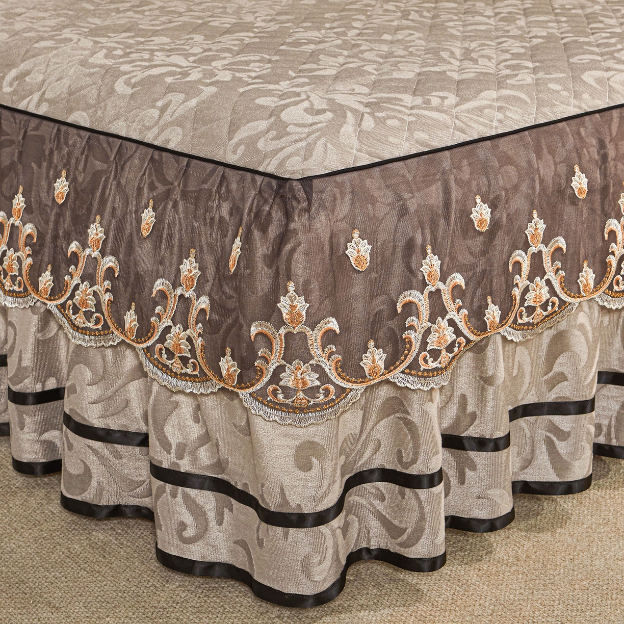 91家纺网 家纺一手货源 找家纺 好儿喜家纺 2025新款柔暖天鹅绒夹棉床裙盛世年华系列床裙三件套 盛世年华-灰