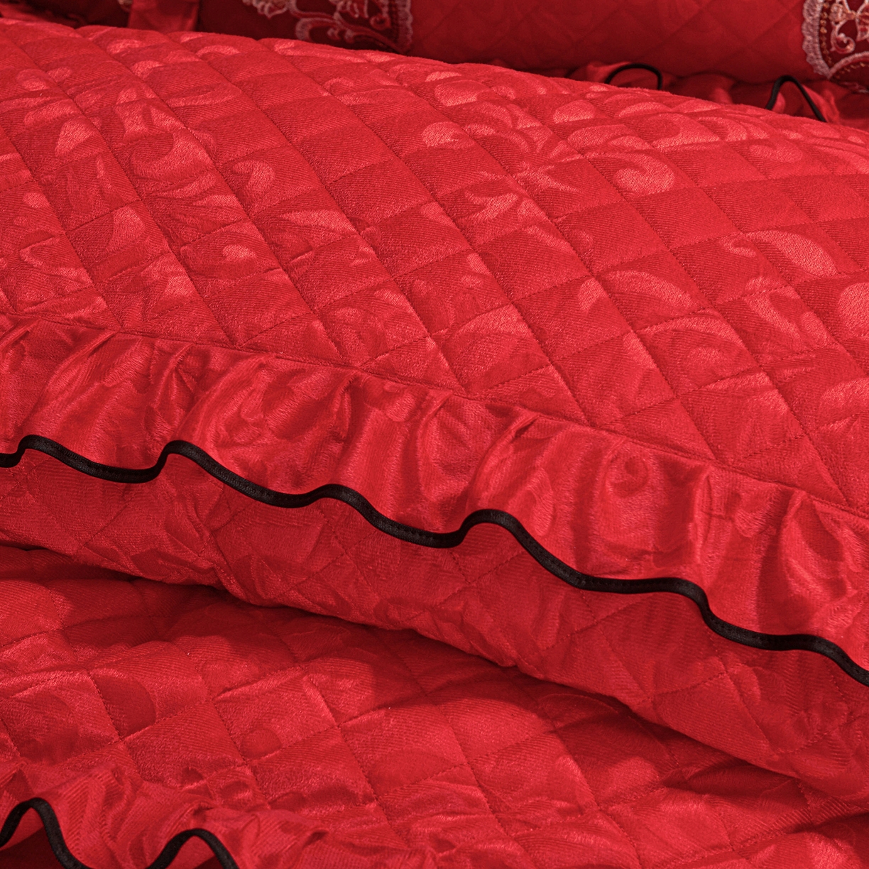 91家纺网 家纺一手货源 找家纺 好儿喜家纺 2025新款柔暖天鹅绒夹棉床裙盛世年华系列床裙三件套 盛世年华-红