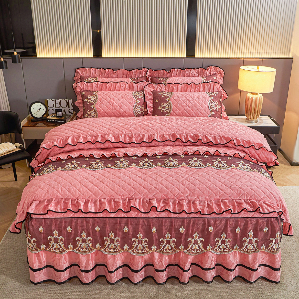 91家纺网 家纺一手货源 找家纺 好儿喜家纺 2025新款柔暖天鹅绒夹棉床裙盛世年华系列床裙三件套 盛世年华-粉