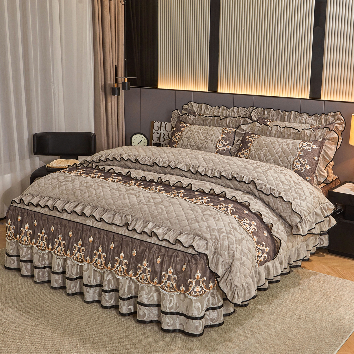 91家纺网 家纺一手货源 找家纺 好儿喜家纺 2025新款柔暖天鹅绒夹棉床裙盛世年华系列床裙三件套 盛世年华-灰