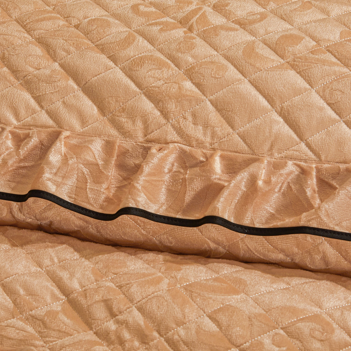 91家纺网 家纺一手货源 找家纺 好儿喜家纺 2025新款柔暖天鹅绒夹棉床裙盛世年华系列床裙三件套 盛世年华-驼