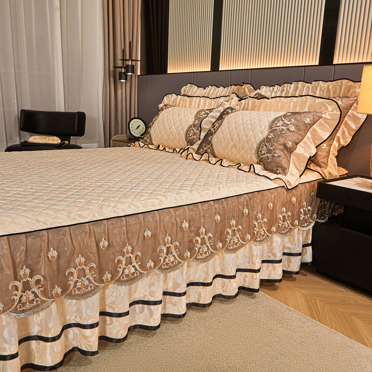 91家纺网 家纺一手货源 找家纺 好儿喜家纺 2025新款柔暖天鹅绒夹棉床裙盛世年华系列床裙三件套 盛世年华-米