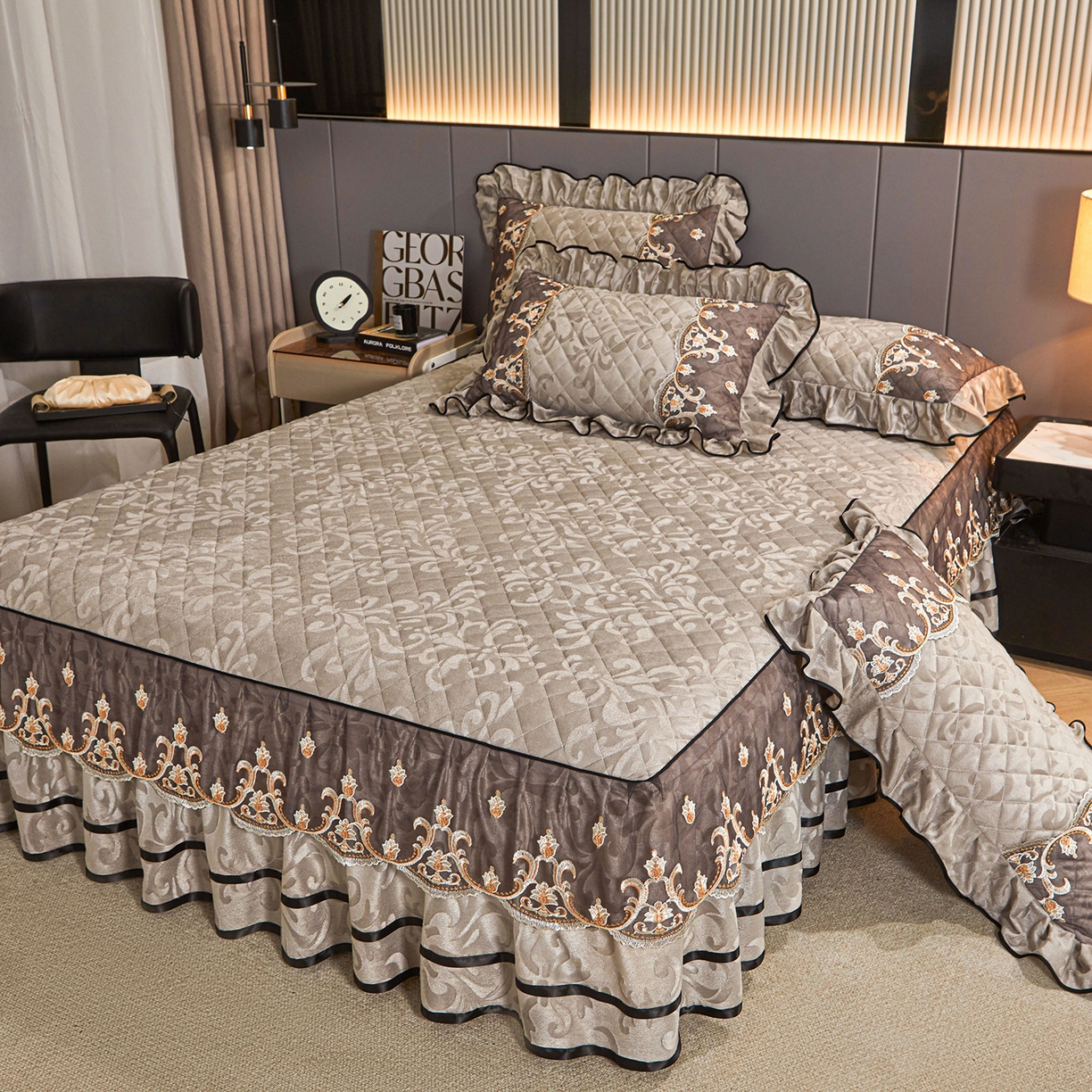 91家纺网 家纺一手货源 找家纺 好儿喜家纺 2025新款柔暖天鹅绒夹棉床裙盛世年华系列床裙三件套 盛世年华-灰