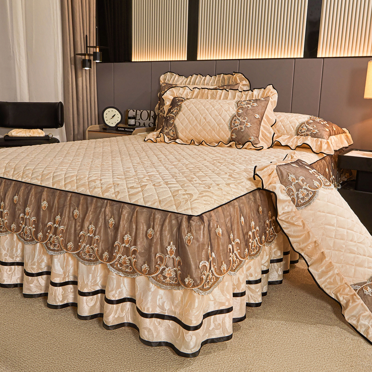 91家纺网 家纺一手货源 找家纺 好儿喜家纺 2025新款柔暖天鹅绒夹棉床裙盛世年华系列床裙三件套 盛世年华-米