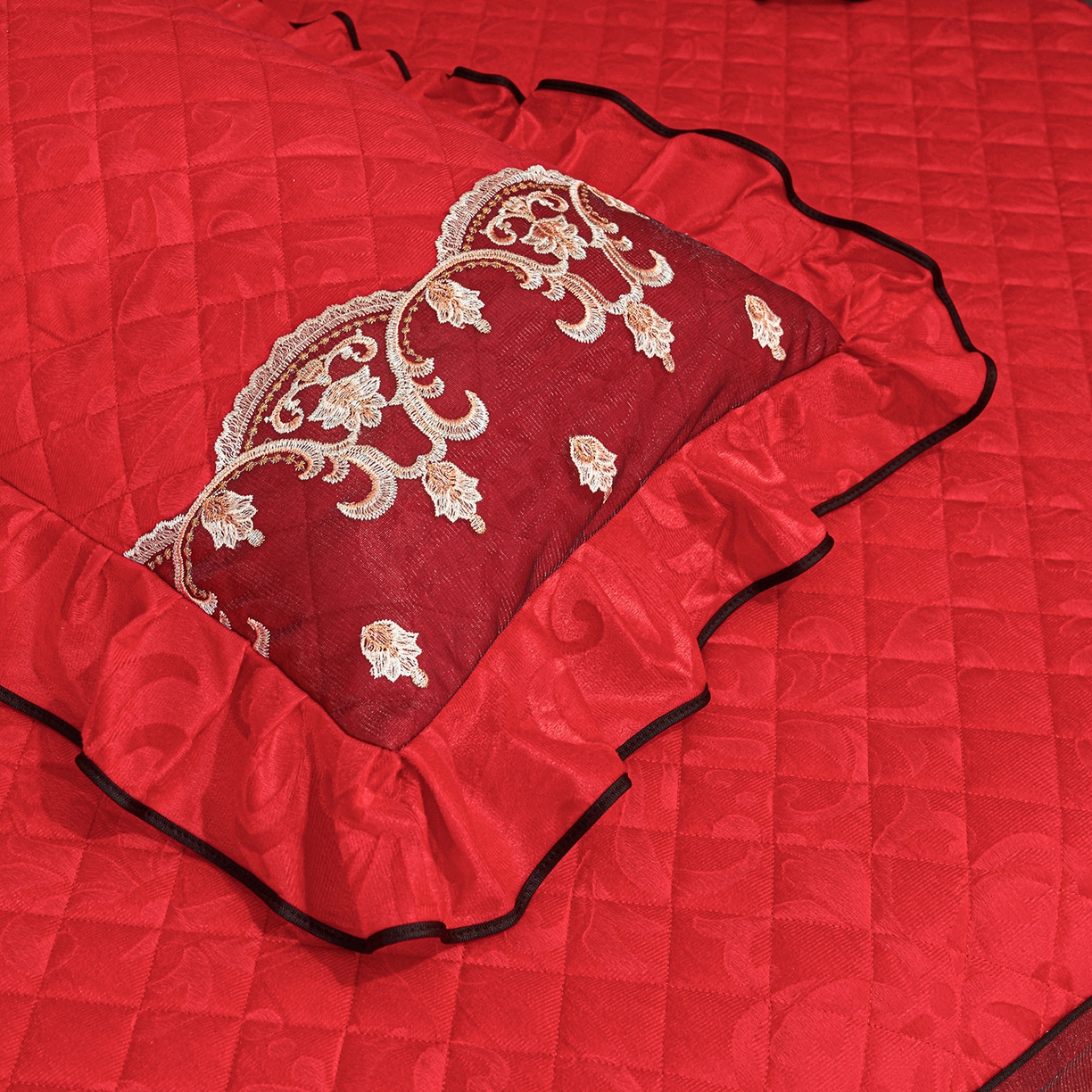 91家纺网 家纺一手货源 找家纺 好儿喜家纺 2025新款柔暖天鹅绒夹棉床裙盛世年华系列床裙三件套 盛世年华-红