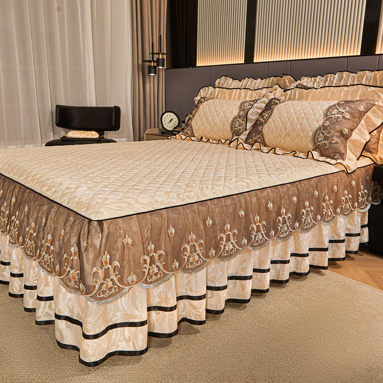 91家纺网 家纺一手货源 找家纺 好儿喜家纺 2025新款柔暖天鹅绒夹棉床裙盛世年华系列床裙三件套 盛世年华-米