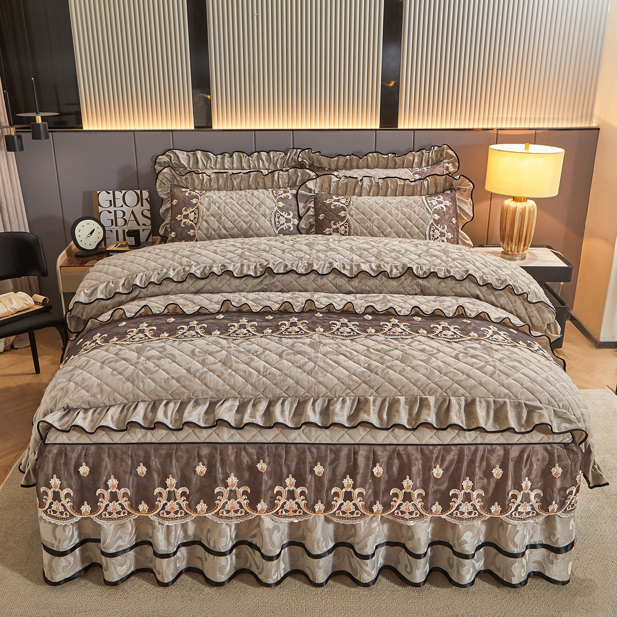 91家纺网 家纺一手货源 找家纺 好儿喜家纺 2025新款柔暖天鹅绒夹棉床裙盛世年华系列床裙三件套 盛世年华-灰