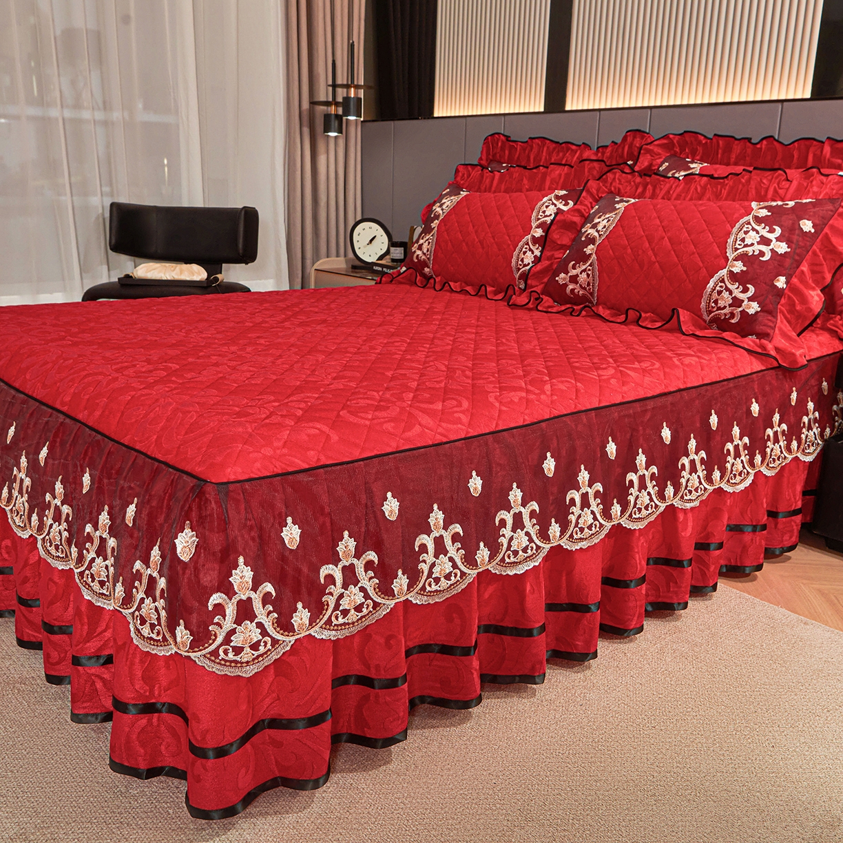 91家纺网 家纺一手货源 找家纺 好儿喜家纺 2025新款柔暖天鹅绒夹棉床裙盛世年华系列床裙三件套 盛世年华-红