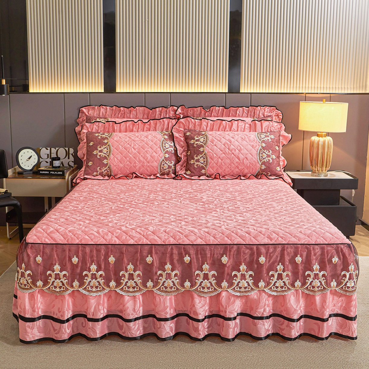 91家纺网 家纺一手货源 找家纺 （总）好儿喜家纺 2025新款柔暖天鹅绒夹棉床裙盛世年华系列床裙三件套