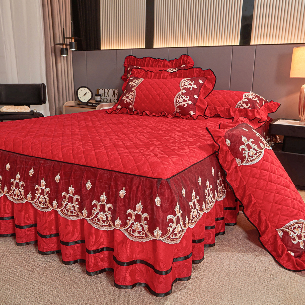 91家纺网 家纺一手货源 找家纺 好儿喜家纺 2025新款柔暖天鹅绒夹棉床裙盛世年华系列床裙三件套 盛世年华-红