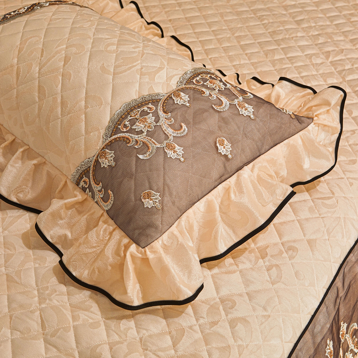 91家纺网 家纺一手货源 找家纺 好儿喜家纺 2025新款柔暖天鹅绒夹棉床裙盛世年华系列床裙三件套 盛世年华-米