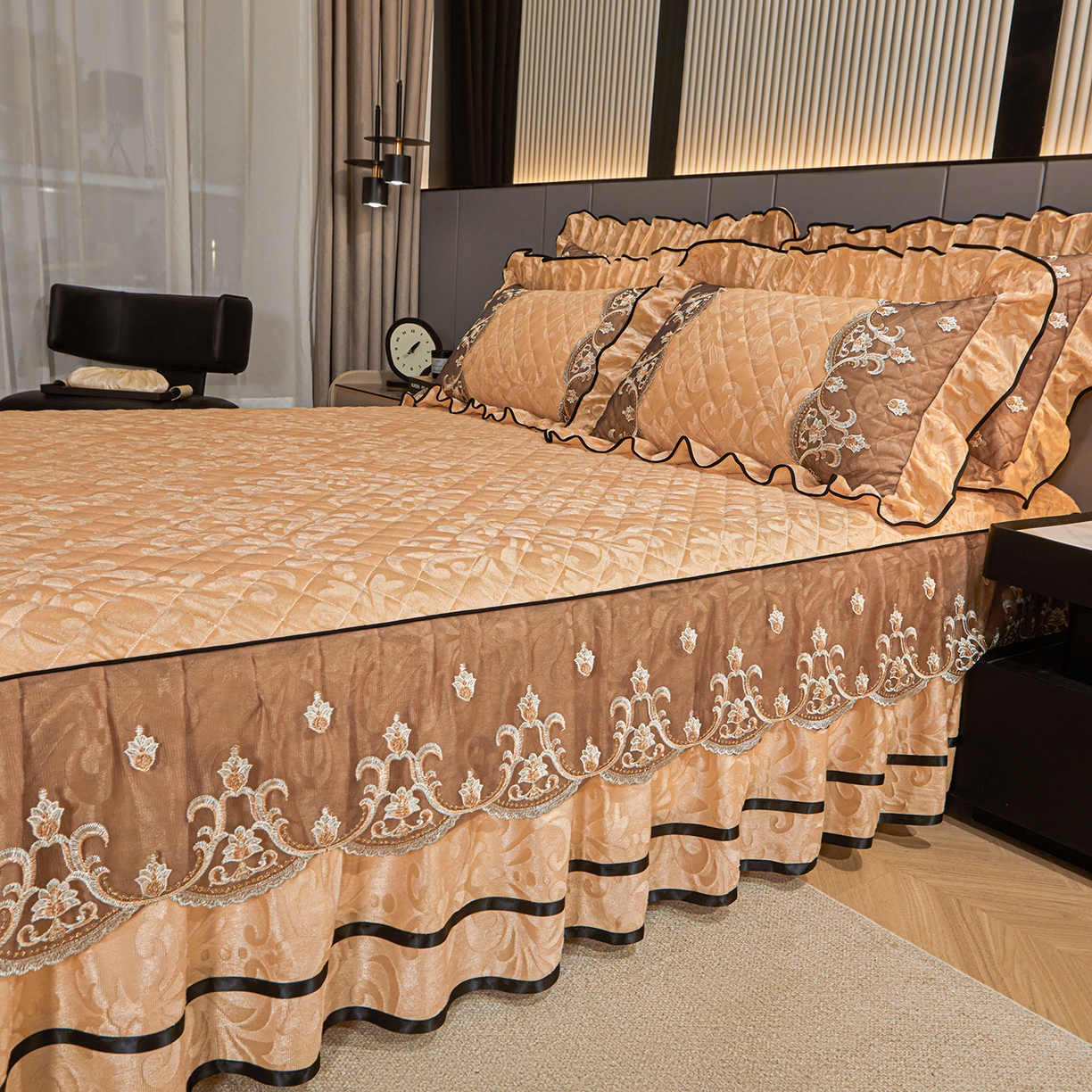 91家纺网 家纺一手货源 找家纺 好儿喜家纺 2025新款柔暖天鹅绒夹棉床裙盛世年华系列床裙三件套 盛世年华-驼