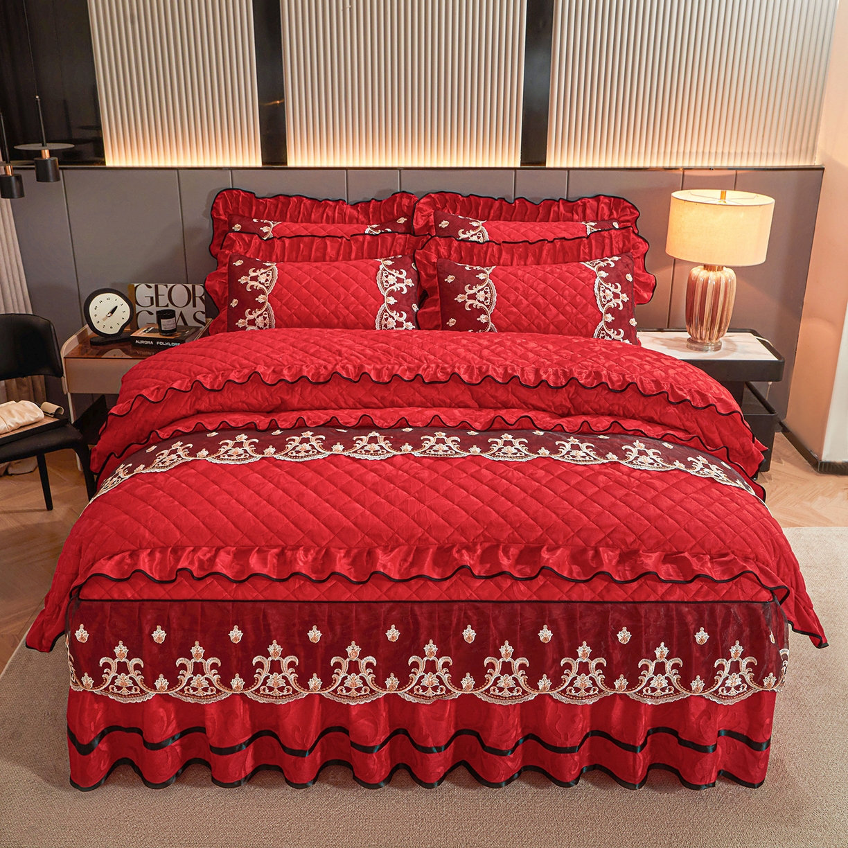 91家纺网 家纺一手货源 找家纺 好儿喜家纺 2025新款柔暖天鹅绒夹棉床裙盛世年华系列床裙三件套 盛世年华-红