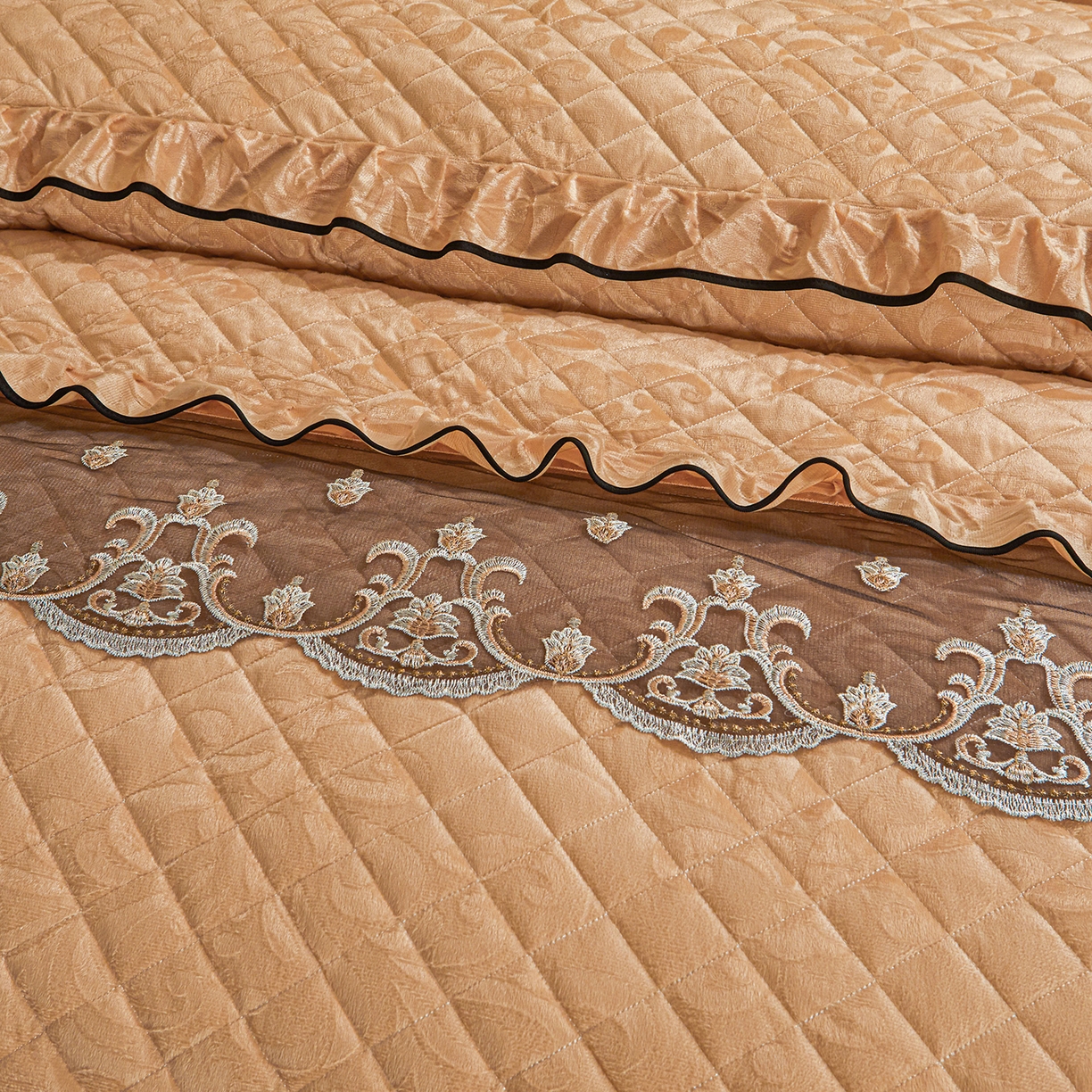 91家纺网 家纺一手货源 找家纺 好儿喜家纺 2025新款柔暖天鹅绒夹棉床裙盛世年华系列床裙三件套 盛世年华-驼