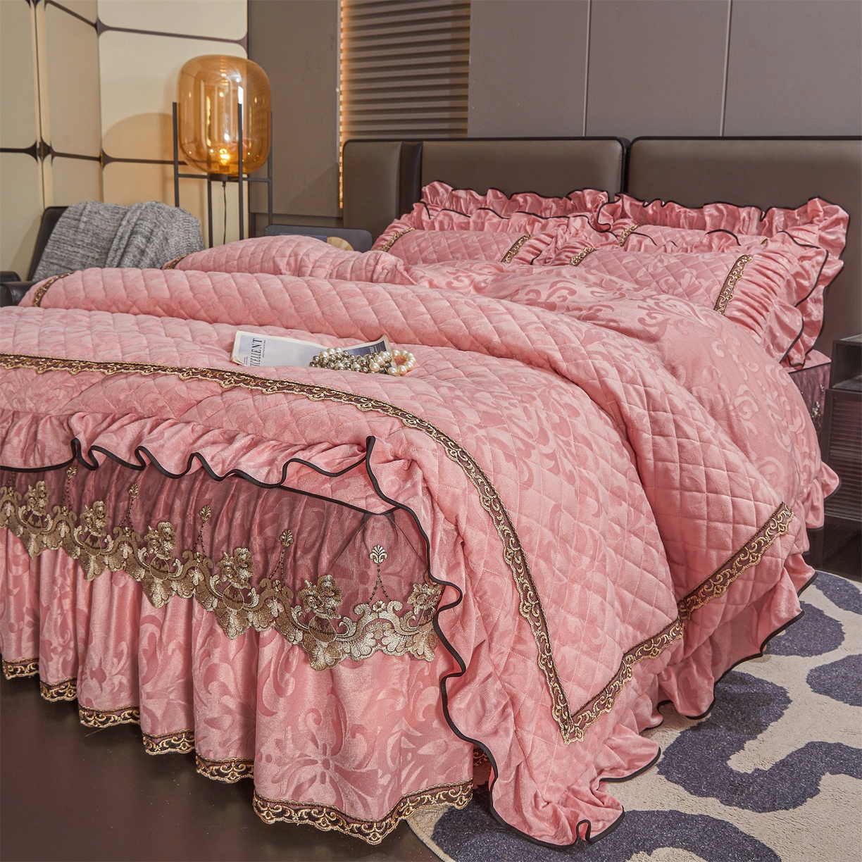 91家纺网 家纺一手货源 找家纺 （总）好儿喜家纺 2025新款柔暖天鹅绒夹棉床裙香格里系列四件套