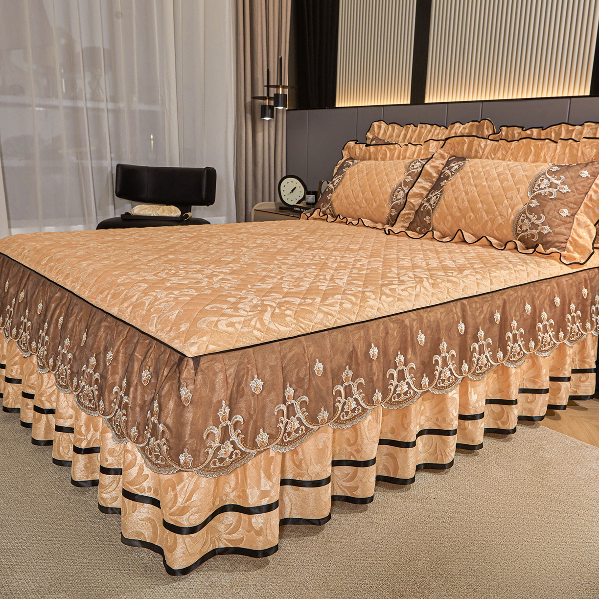 91家纺网 家纺一手货源 找家纺 好儿喜家纺 2025新款柔暖天鹅绒夹棉床裙盛世年华系列床裙三件套 盛世年华-驼