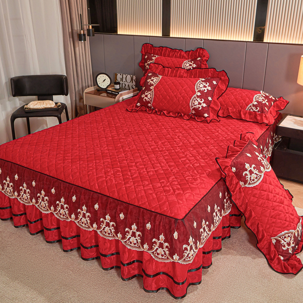 91家纺网 家纺一手货源 找家纺 好儿喜家纺 2025新款柔暖天鹅绒夹棉床裙盛世年华系列床裙三件套 盛世年华-红