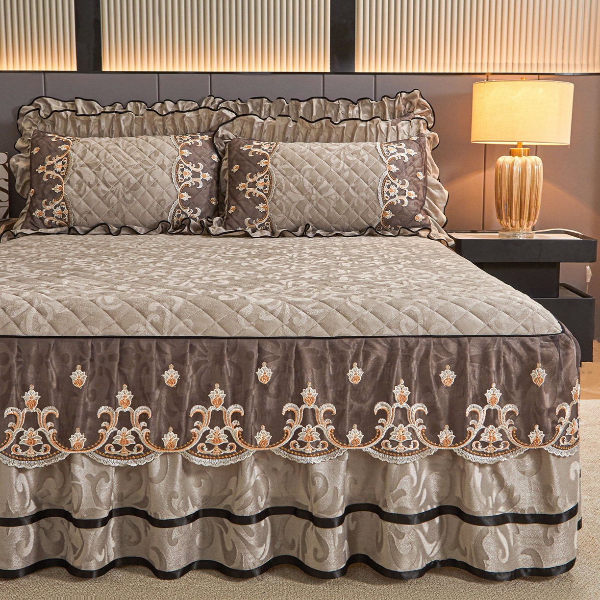 91家纺网 家纺一手货源 找家纺 好儿喜家纺 2025新款柔暖天鹅绒夹棉床裙盛世年华系列床裙三件套 盛世年华-灰