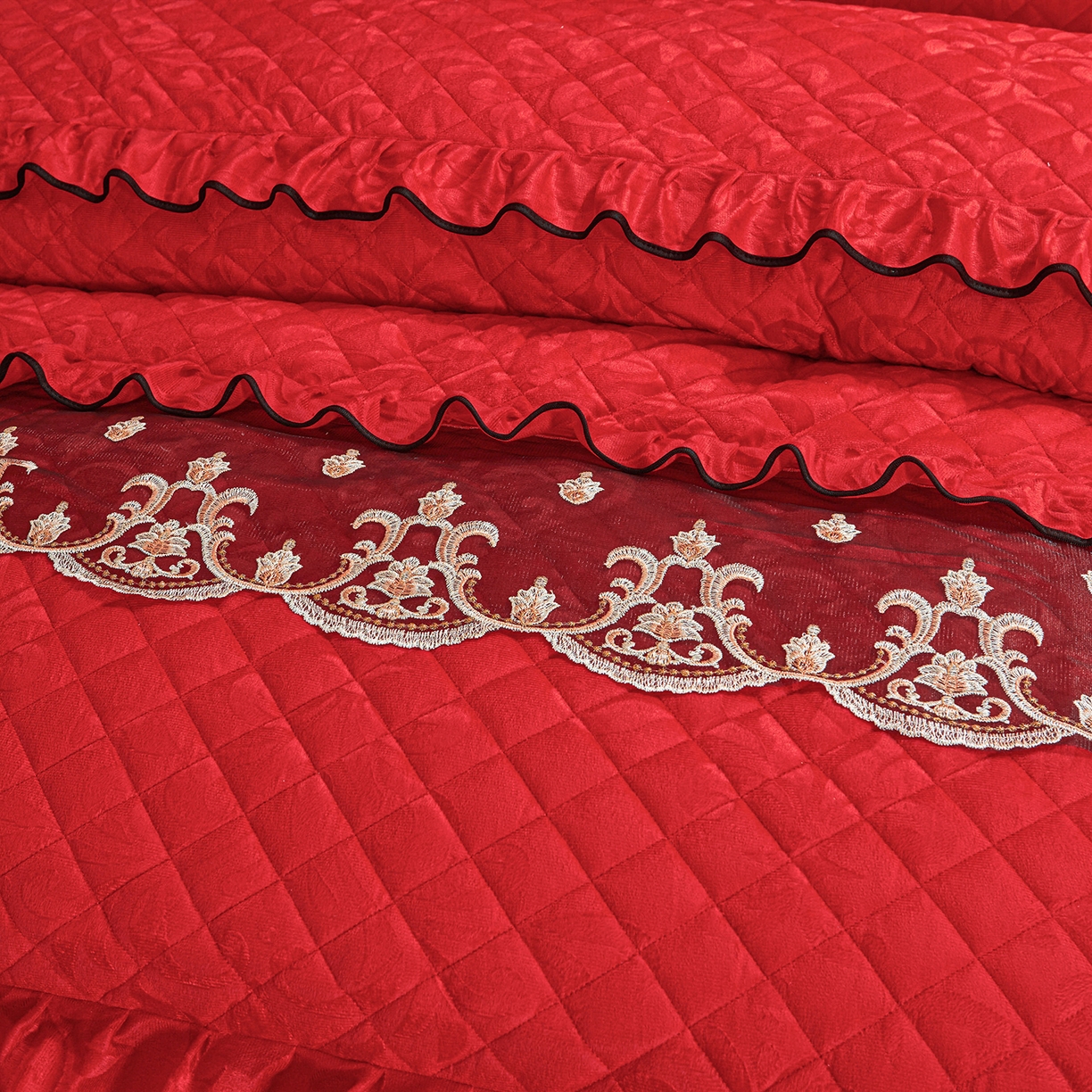 91家纺网 家纺一手货源 找家纺 好儿喜家纺 2025新款柔暖天鹅绒夹棉床裙盛世年华系列床裙三件套 盛世年华-红